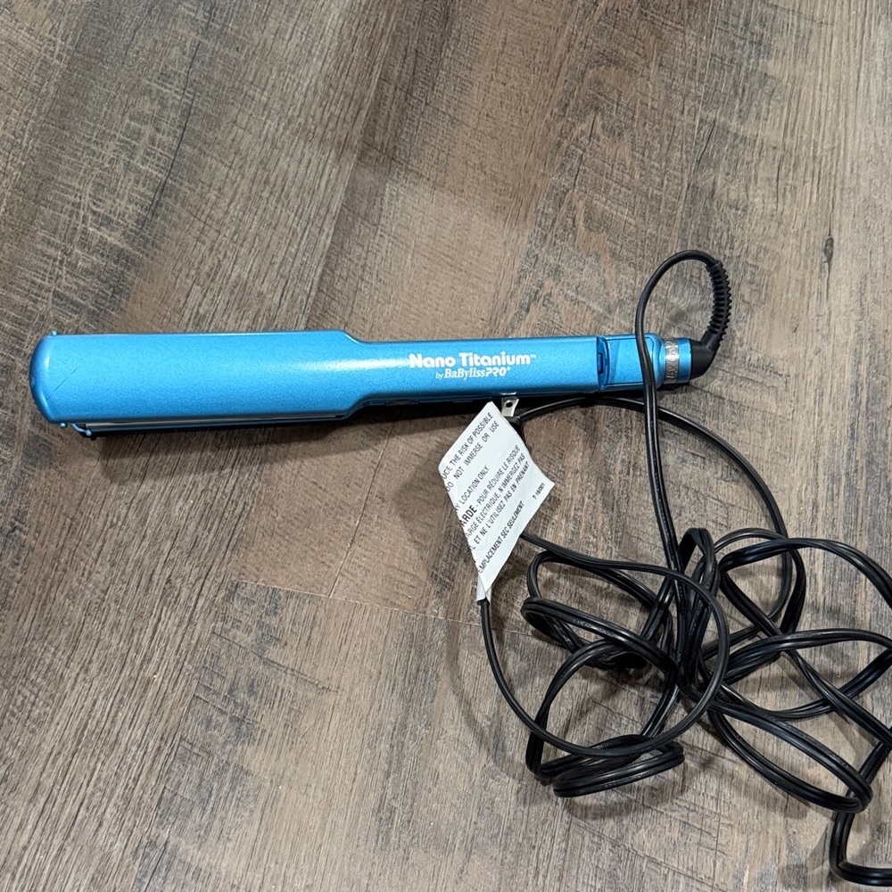 BaByliss Nano Titanium Flat Iron in Vibrant Blue
